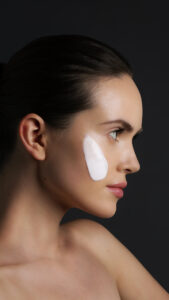 B3 CREAM FACE Applying FILLMED B3-RECOVERY CREAM on the face for skin barrier regeneration
